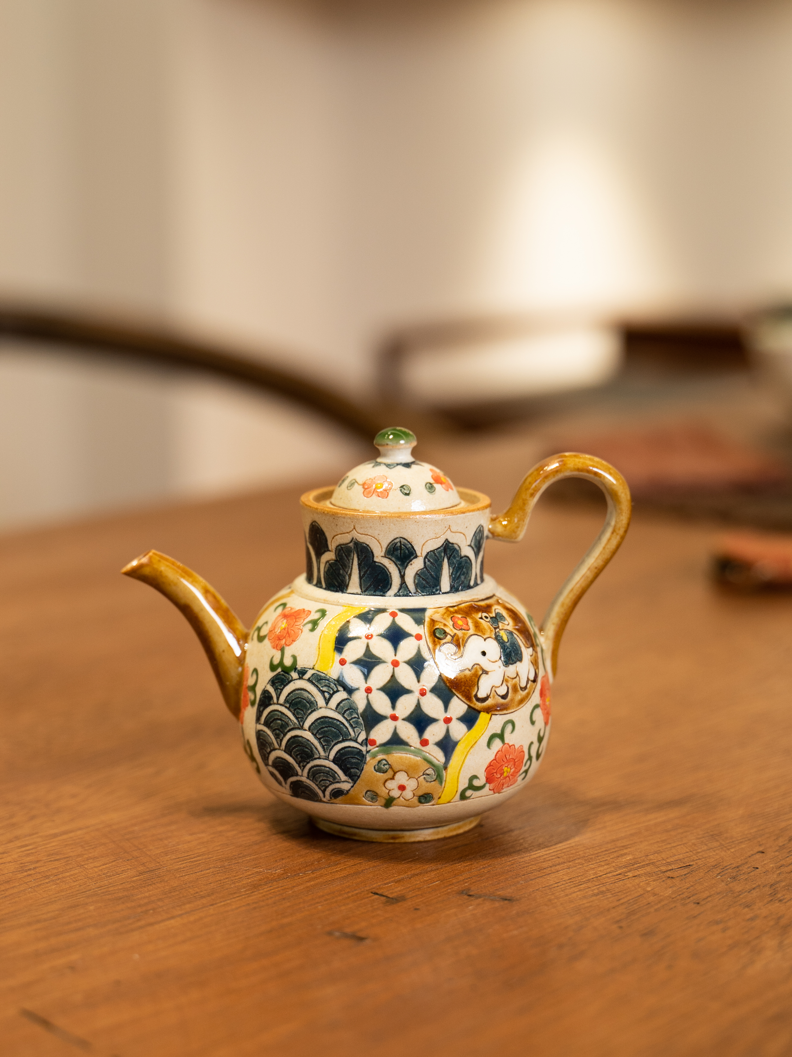 栗秋黄作者 | 满绘大象踏浪拼接铜钱菱格纹高把手壶