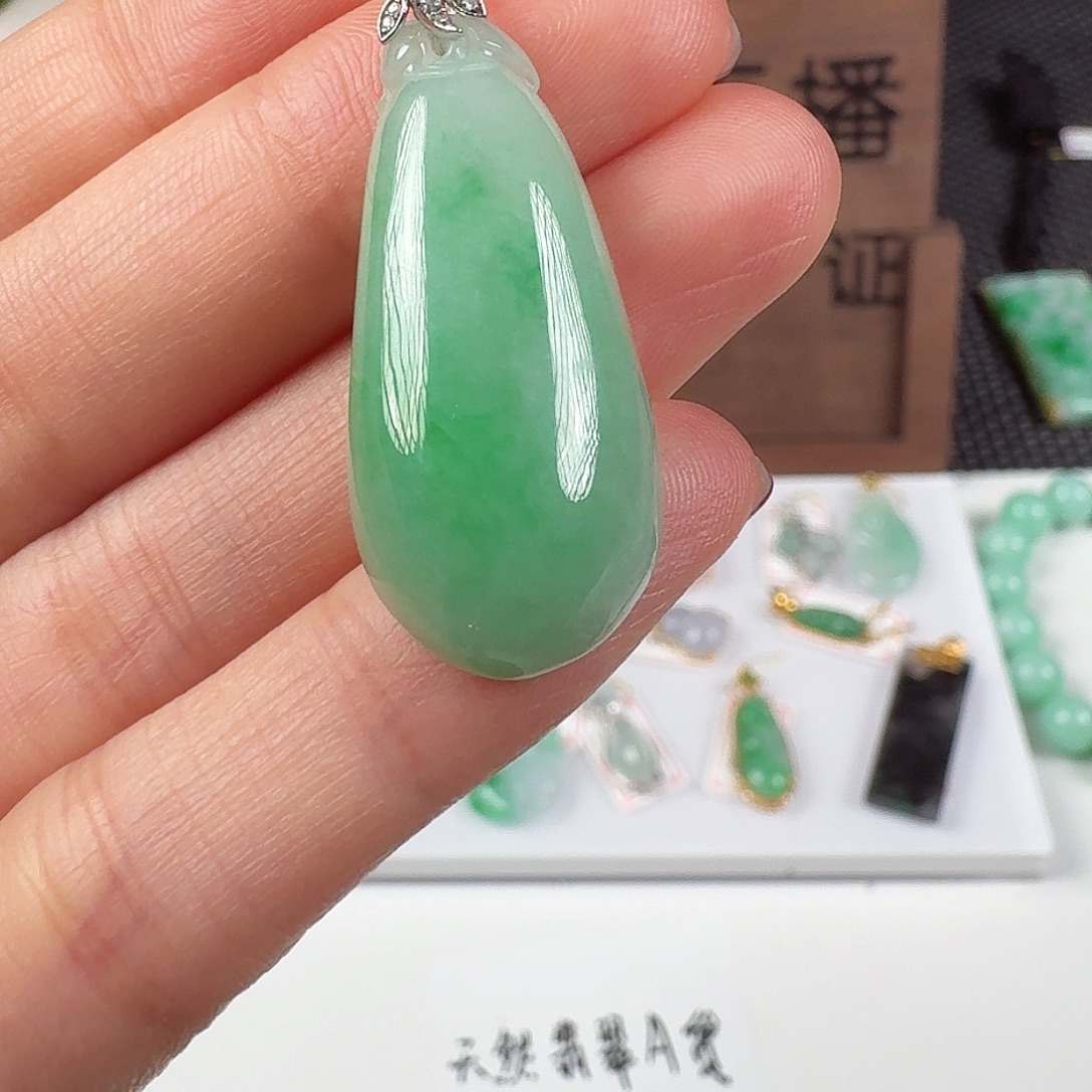 翡翠18K金镶嵌颈饰