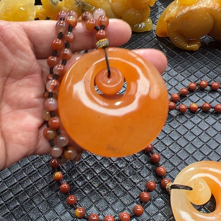 石英质玉（黄龙玉）颈饰合金