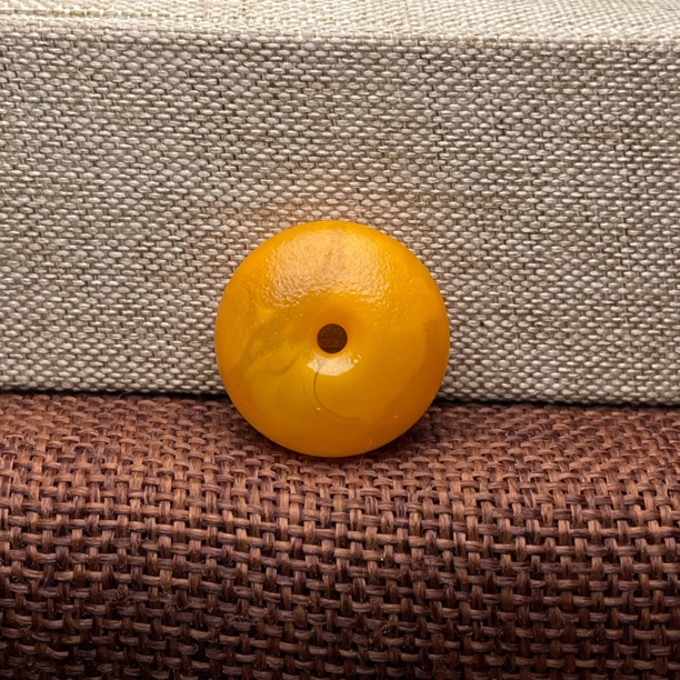 编号10.14鸡油黄老蜜蜡平安扣老蜜蜡饼子3.03克尺寸21.5×10.3毫米