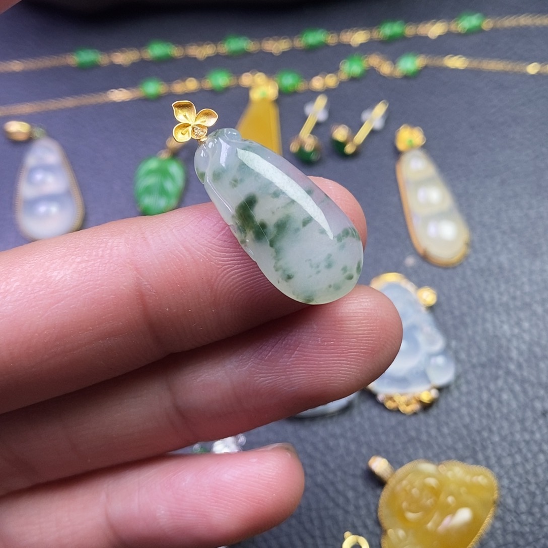 颈饰18K金镶嵌翡翠