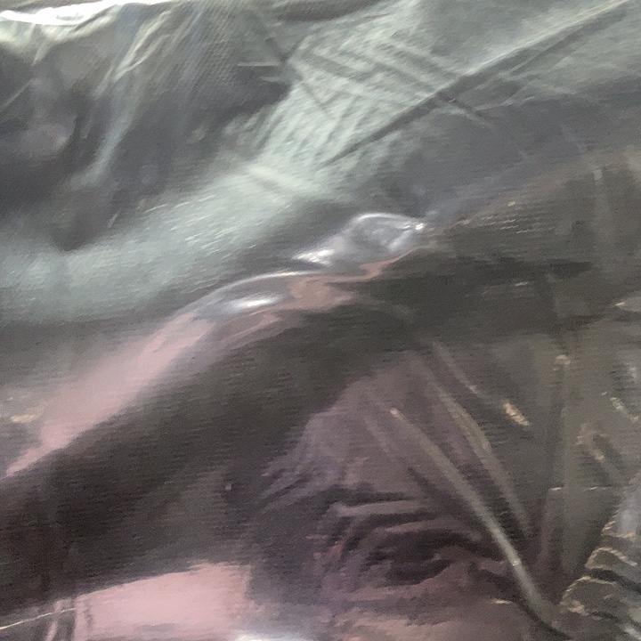 大红黑拼接运动包