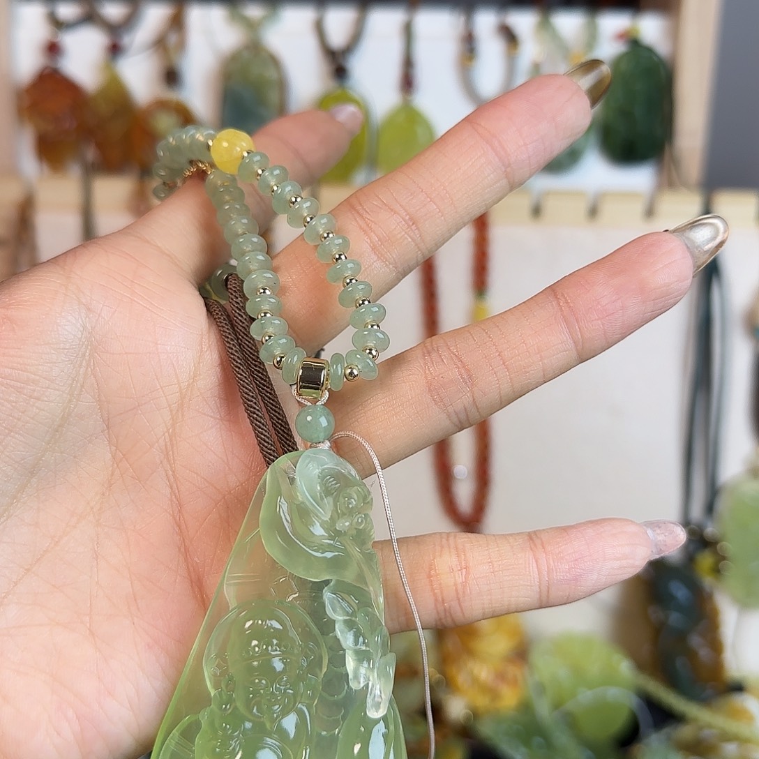 阜***行蛇纹石玉未镶嵌颈饰