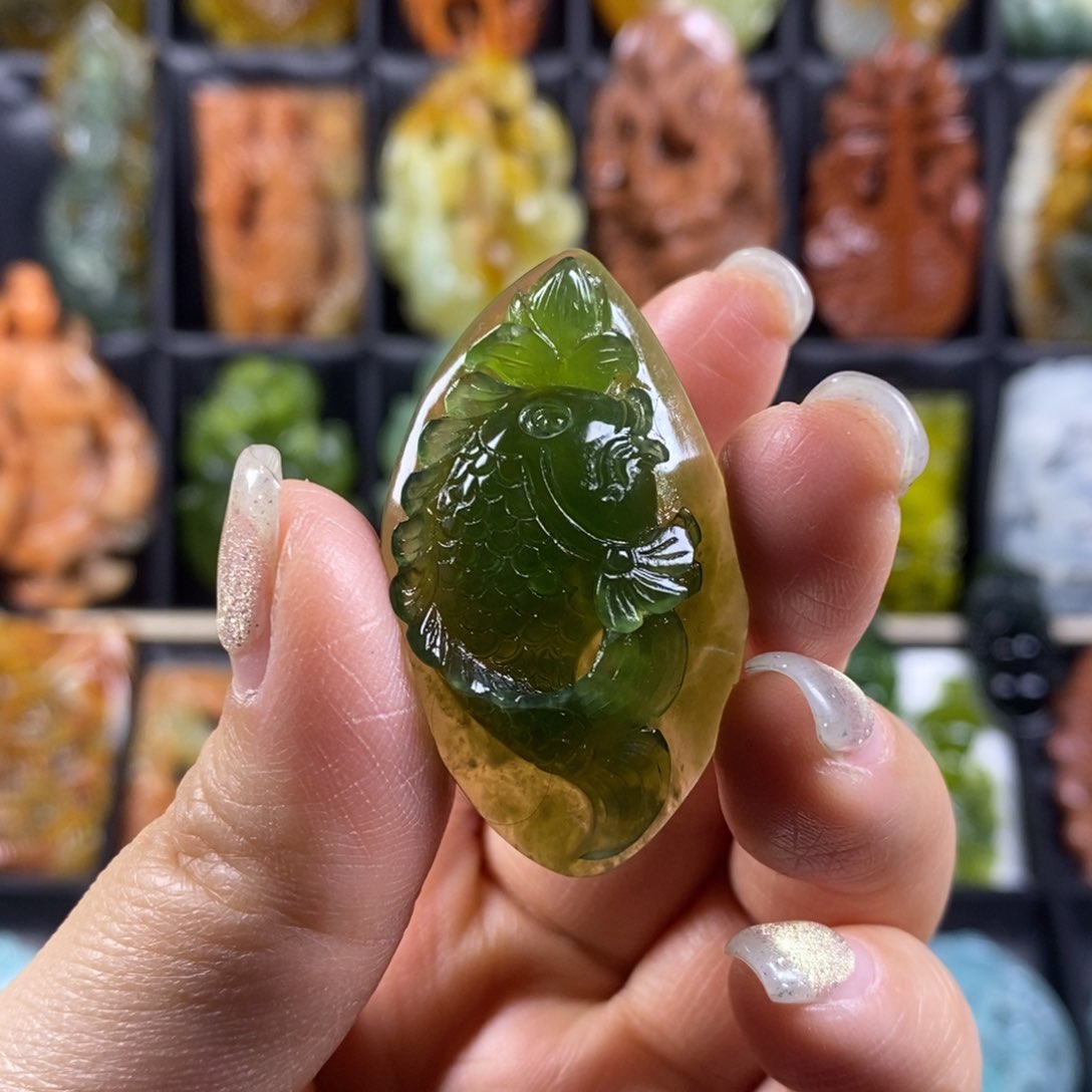 蛇纹石玉颈饰合金