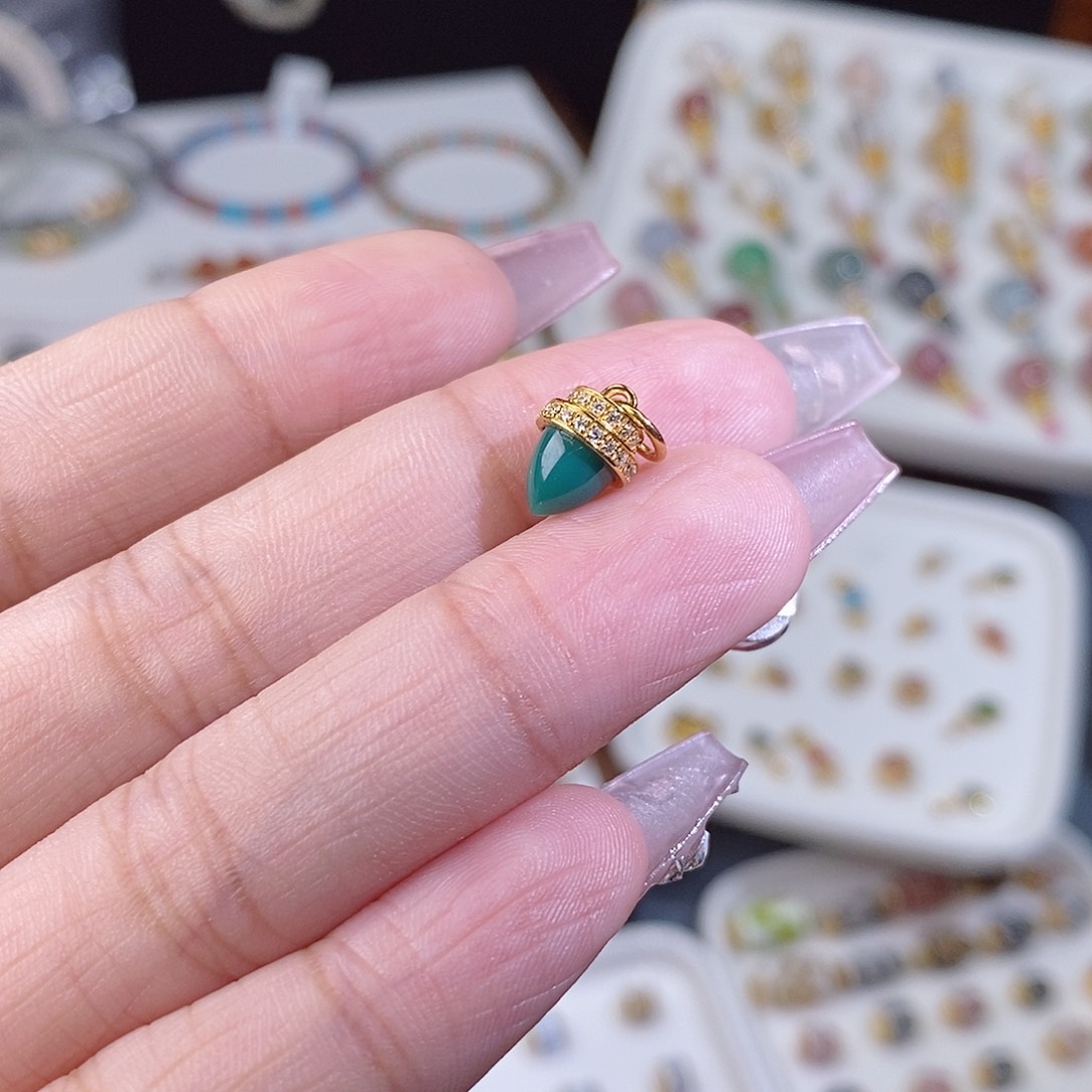 绿松石18K金镶嵌颈饰大松果