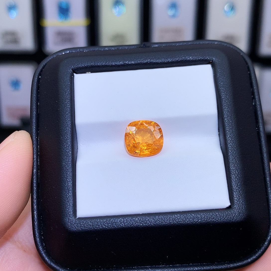 未镶嵌石榴石（芬达石）裸石