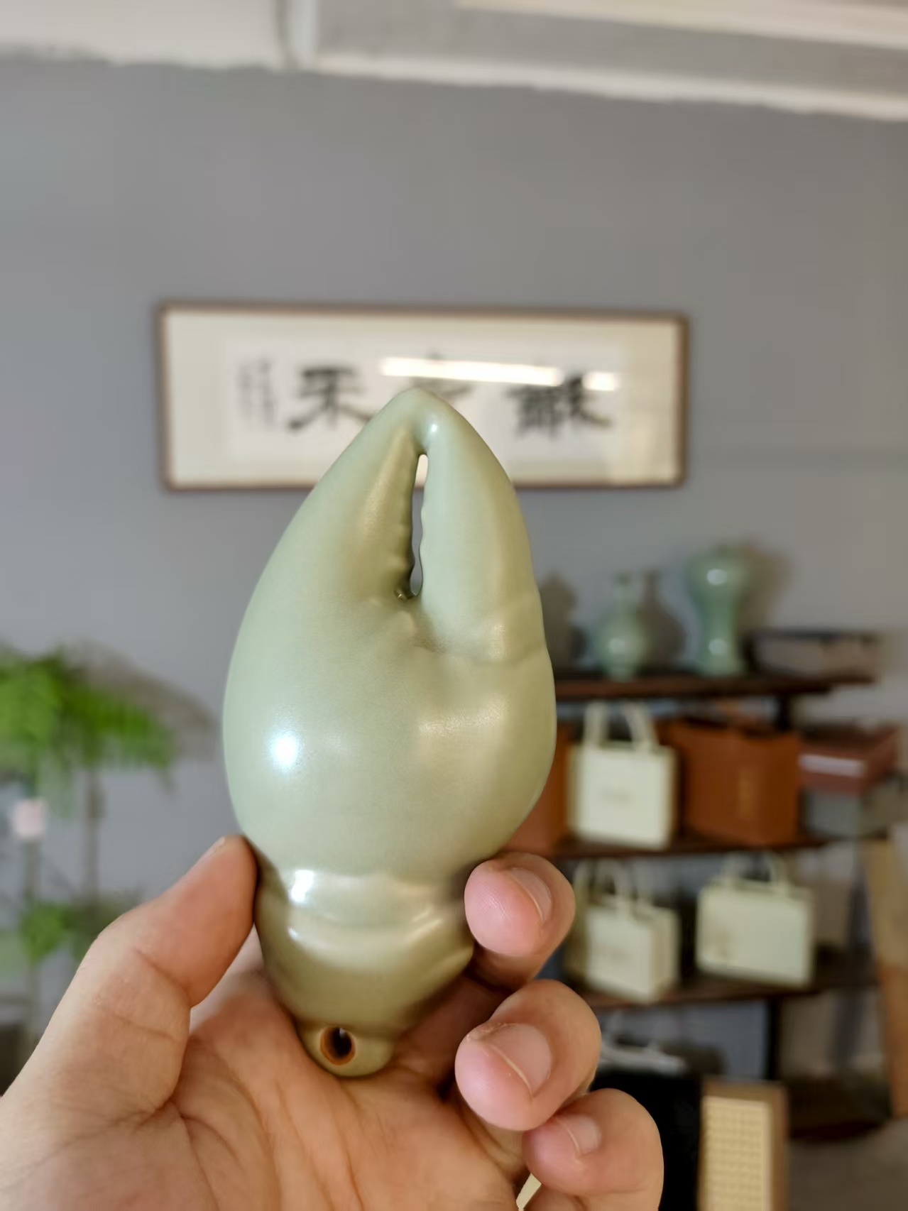 手里有钳陶瓷小物件