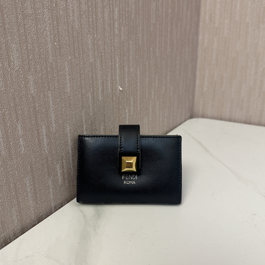 95新 FENDI/芬迪 一桃/芬迪 按扣黑金卡包