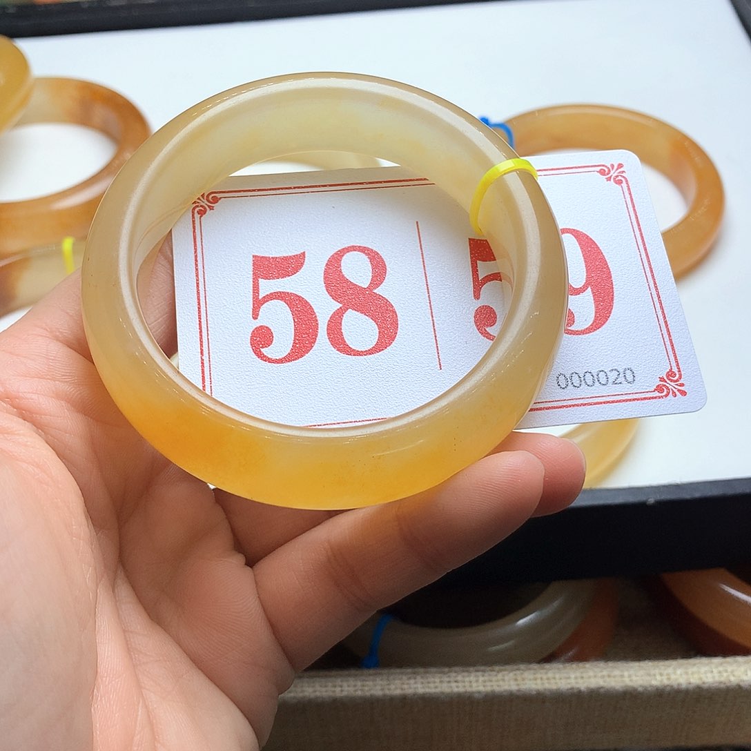 未镶嵌石英质玉（黄龙玉）手镯冰**?