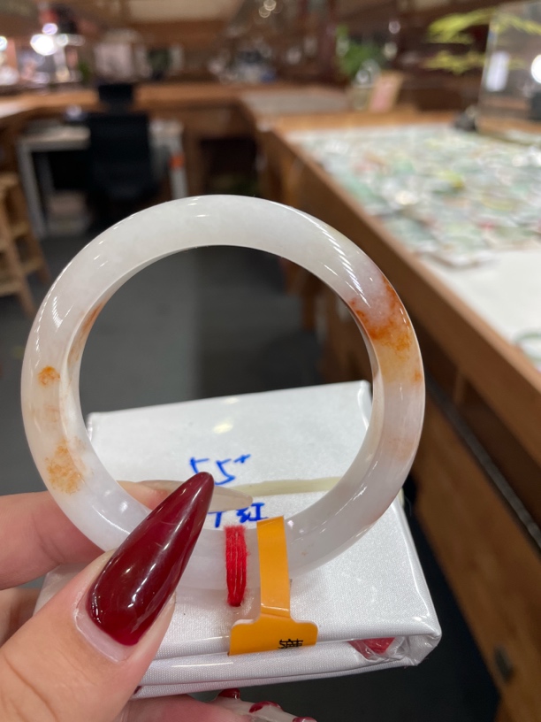 翡翠手镯特色枫叶红