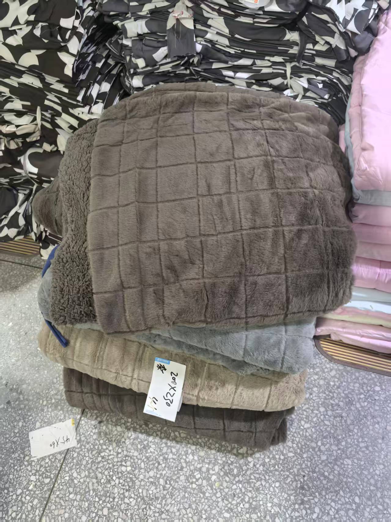 《厚广家》3楼200×230杂款兔毛绒/羊羔绒大被子 发1张，不挑色4.6斤
