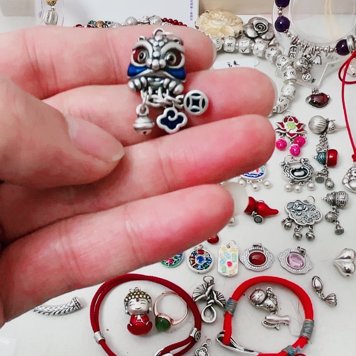 珐琅吊坠足银醒狮