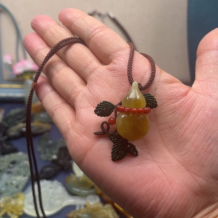 蛇纹石玉吊坠合金