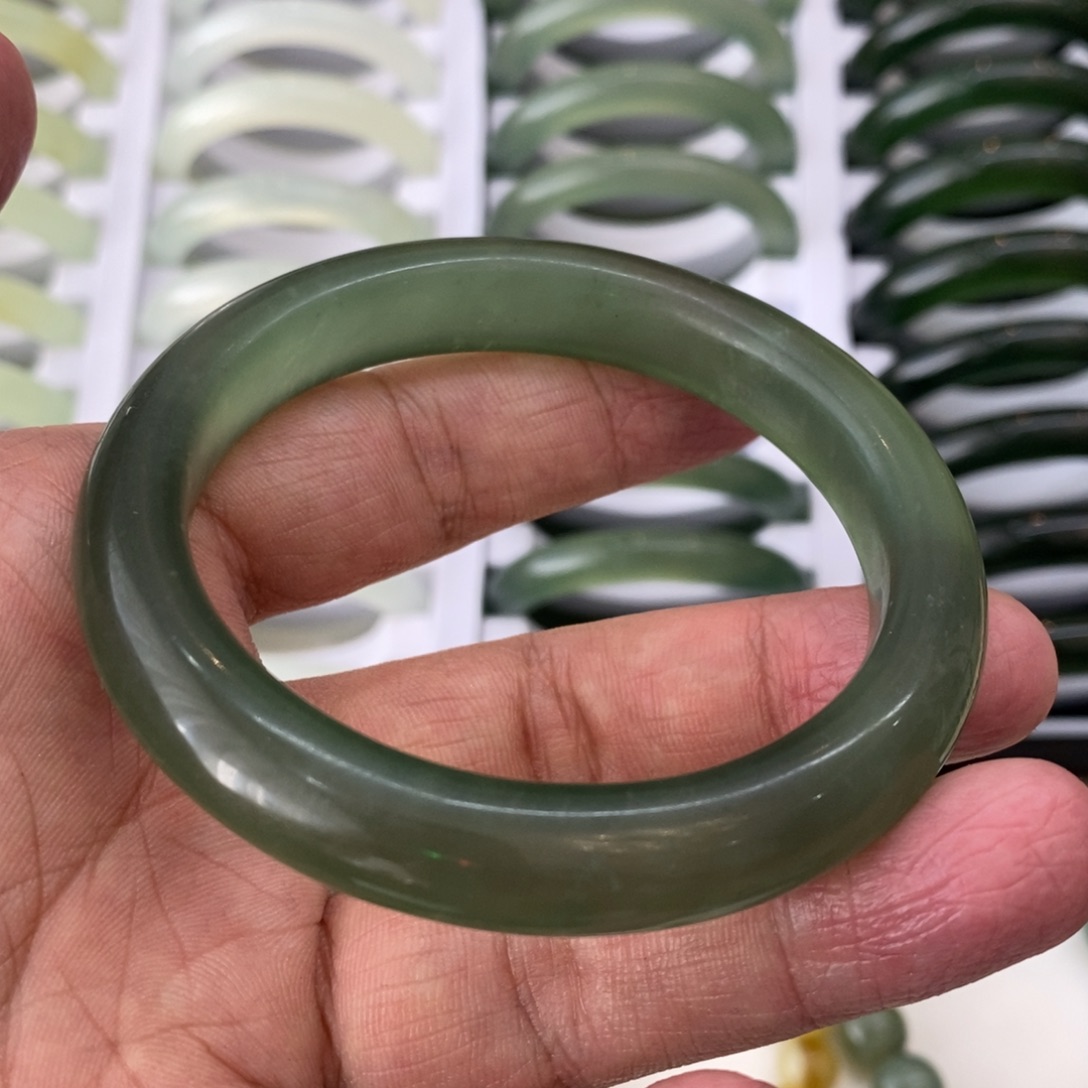 小***果蛇纹石玉未镶嵌手镯