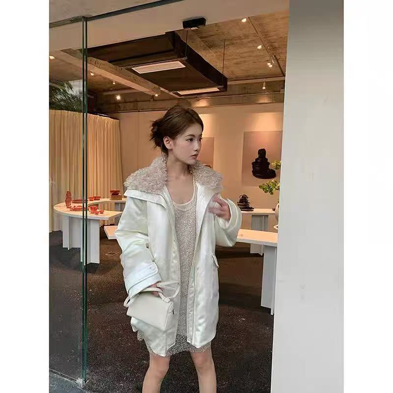 018S白色卷毛翻领棉服外套