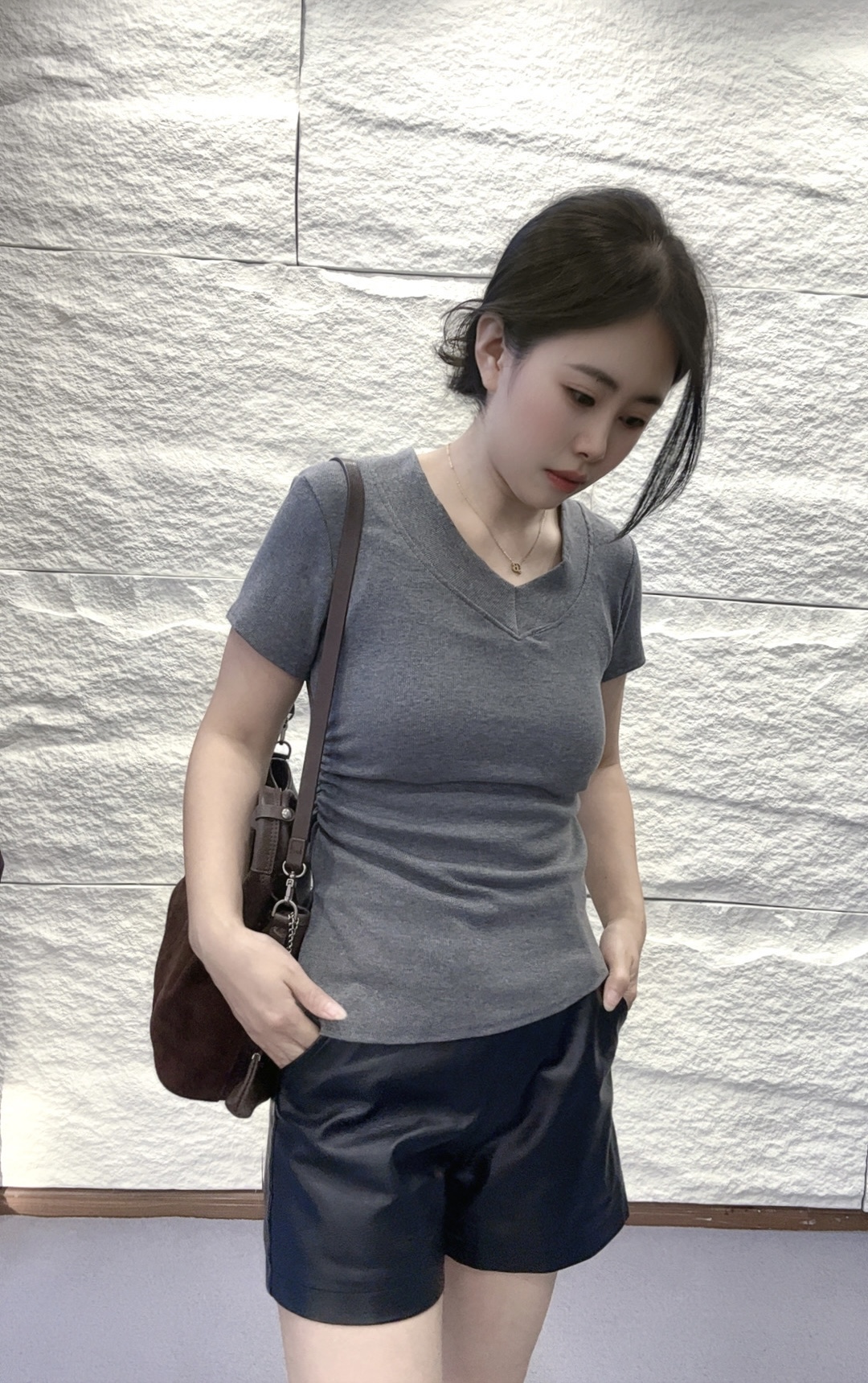 螺纹短袖T恤V领简约显瘦女款2025新款修身短款收腰正肩打底内搭