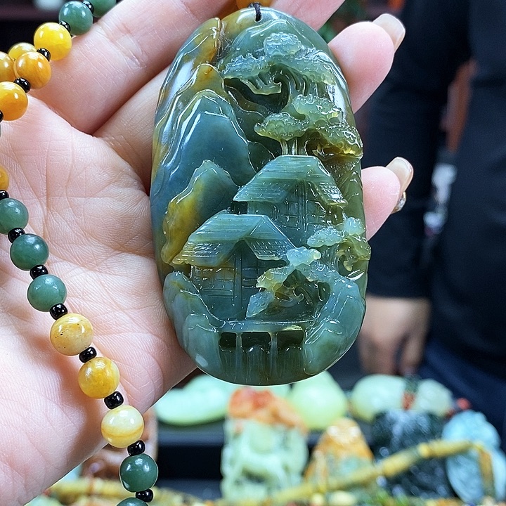 蛇纹石玉吊坠未镶嵌牛****场