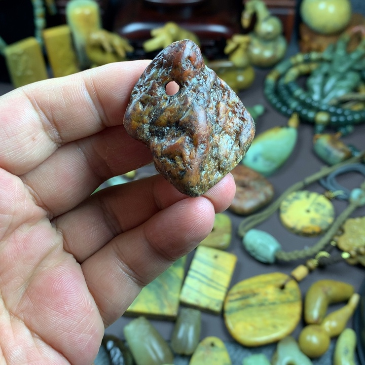 吊坠(赠链)未镶嵌岫岩河磨玉（透闪石质玉）