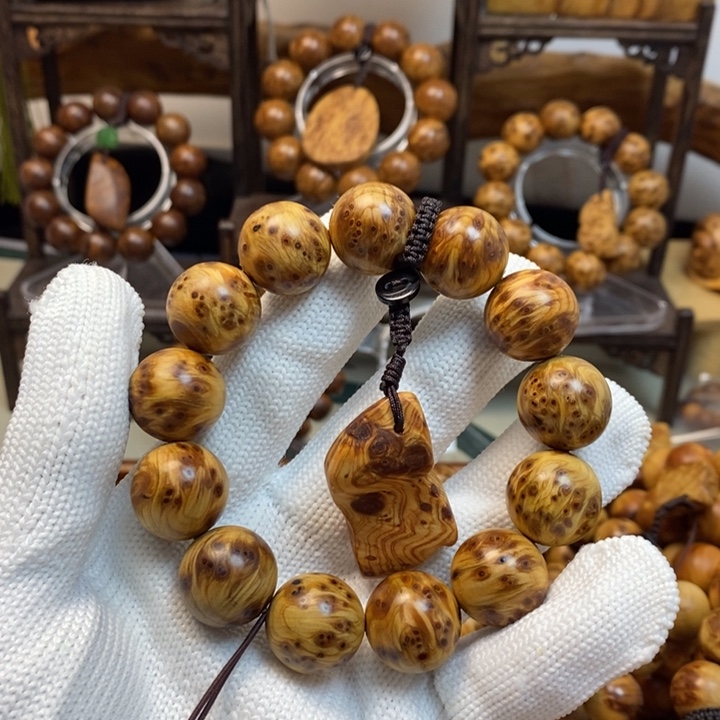 柏木风***?太行崖柏1.8金底凤尾结油双面瘤疤