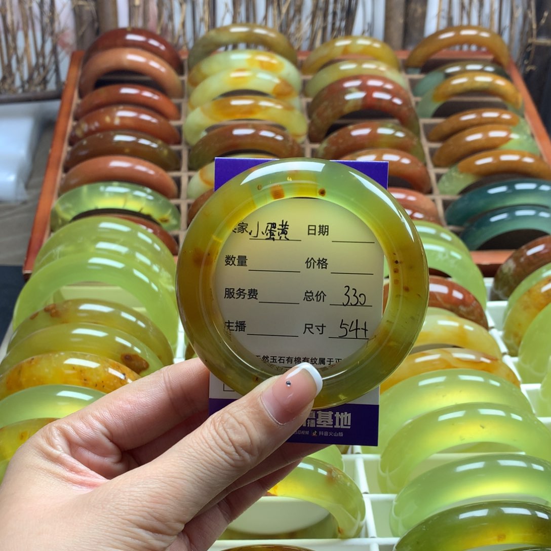 蛇纹石玉手镯未镶嵌小***猪