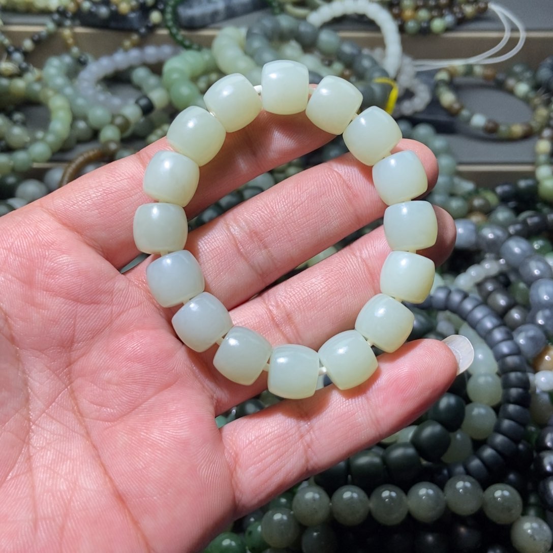 和田玉手链未镶嵌何**尘