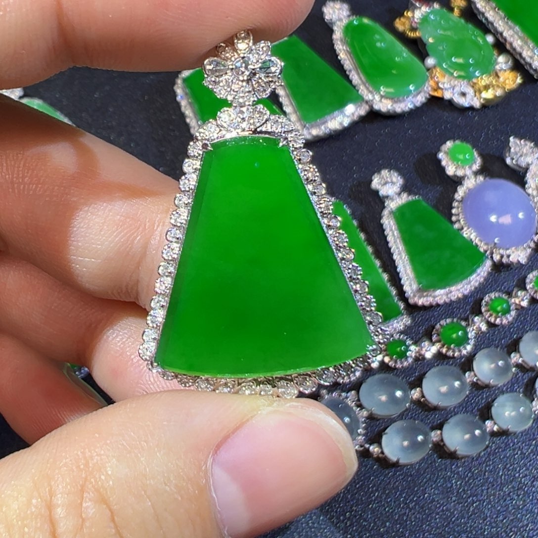 翡翠18K金镶嵌颈饰