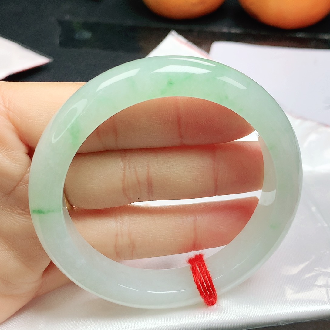 翡翠手镯未镶嵌正5556