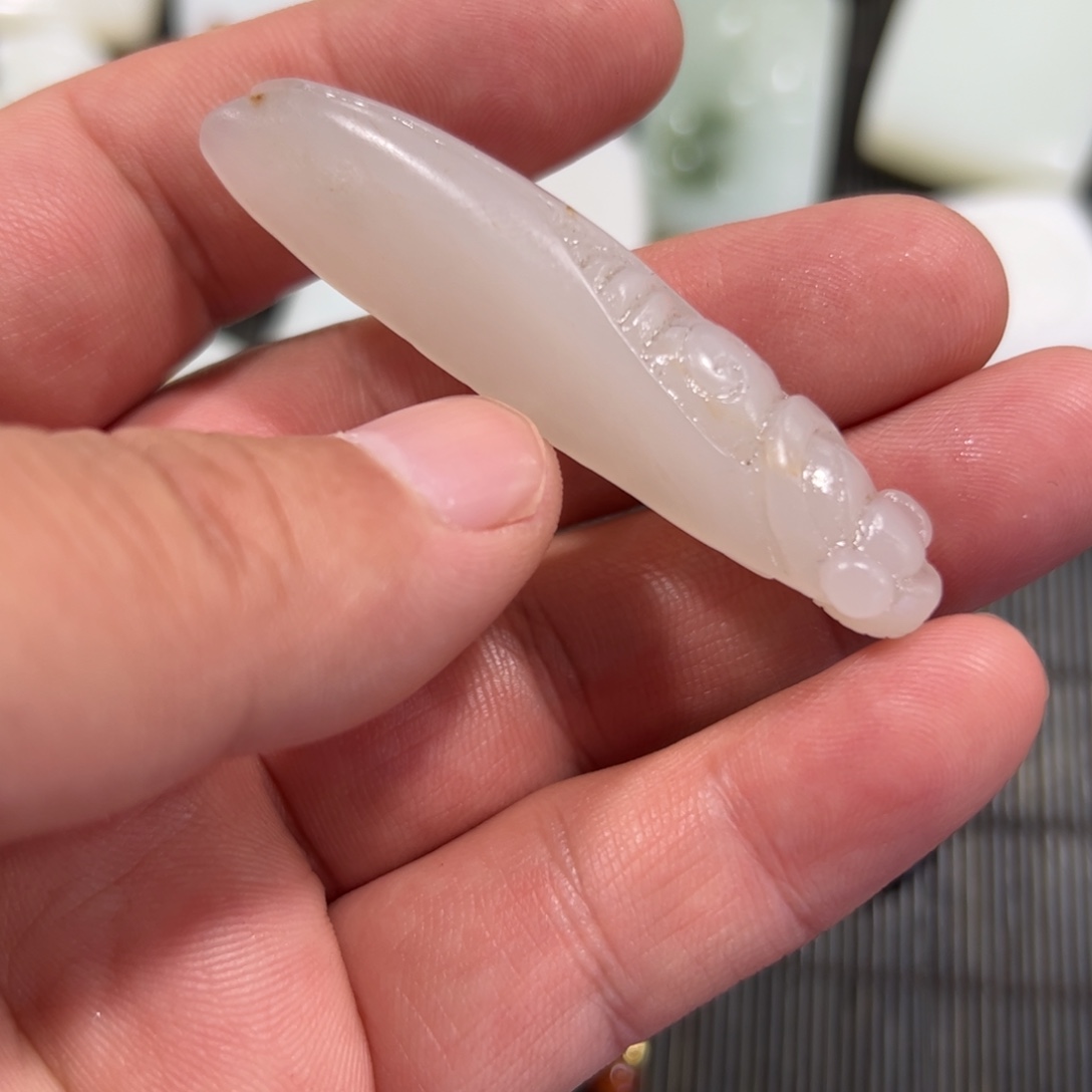 辛***巴和田玉未镶嵌颈饰