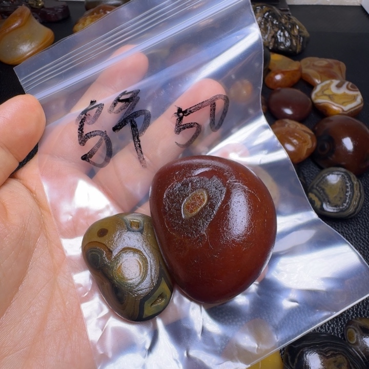 鸟***爷瓷片马达加斯加奇石手把件浮雕