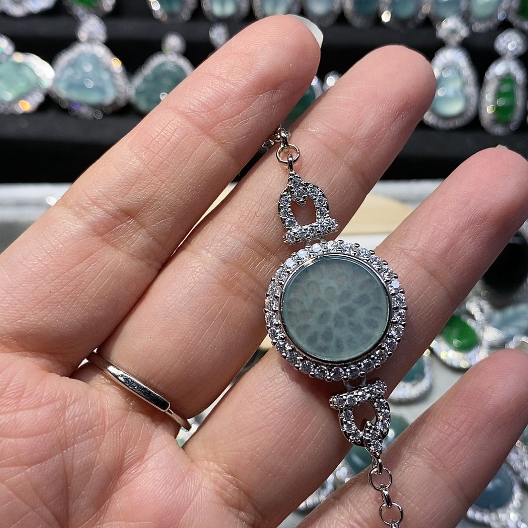 翡翠颈饰未镶嵌翡翠