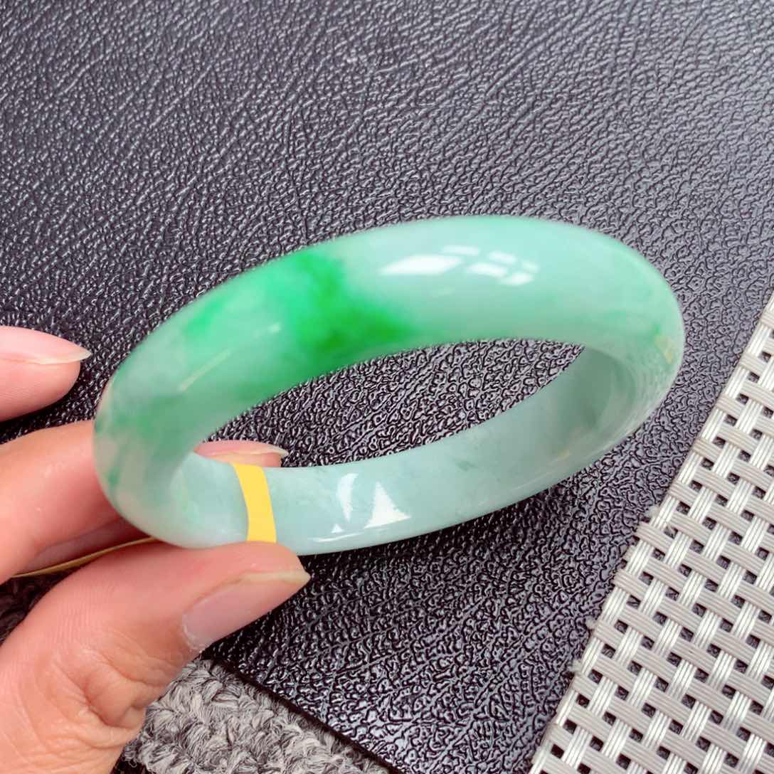 翡翠手镯未镶嵌缅甸