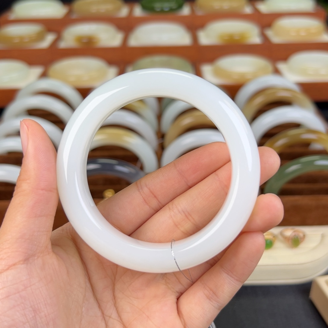 和田玉手镯未镶嵌白玉宽胎手镯