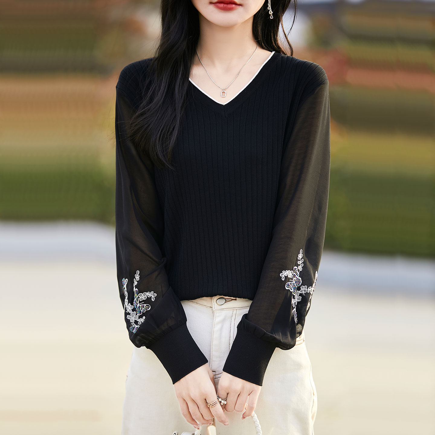 秋季新款V领羊毛衫女士毛衣纯色刺绣百搭时尚洋气减龄打底衫