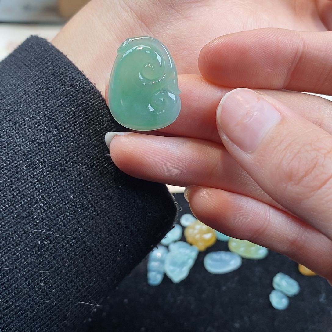 翡翠颈饰未镶嵌?***莓天然翡翠