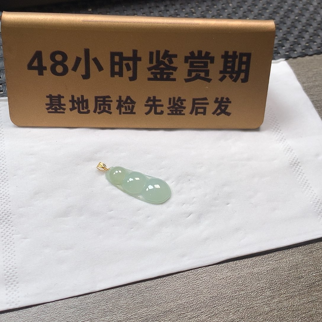 颈饰18K金镶嵌翡翠豆子