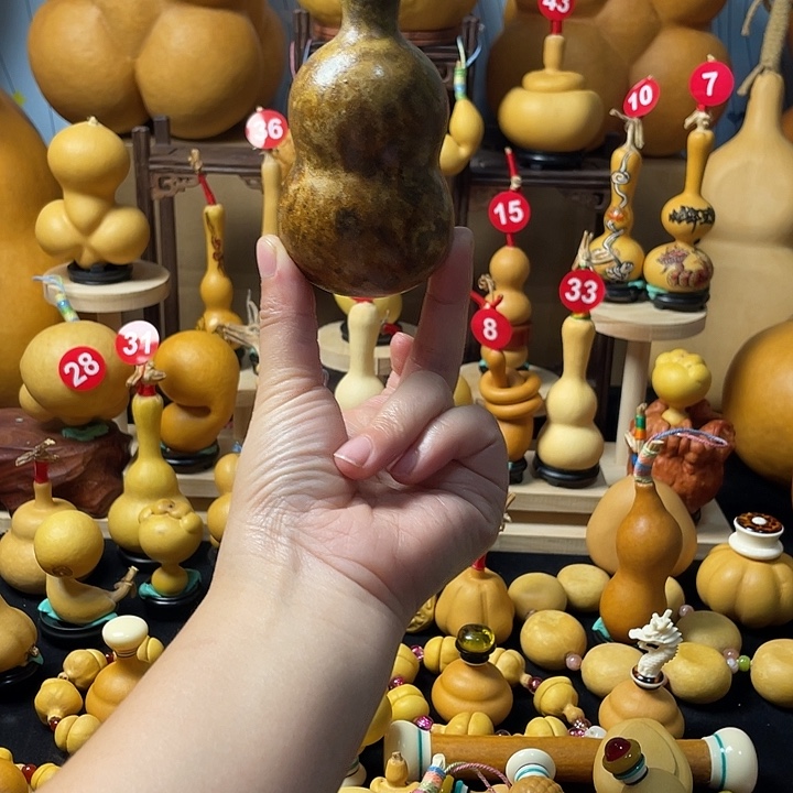 一***利葫芦丝老师在讲台前上课