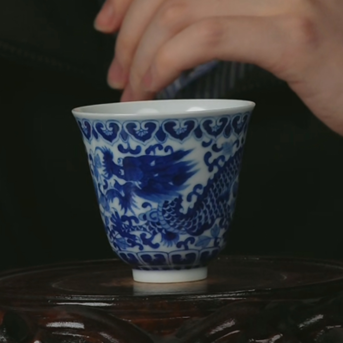 M青花龙穿花纹杯