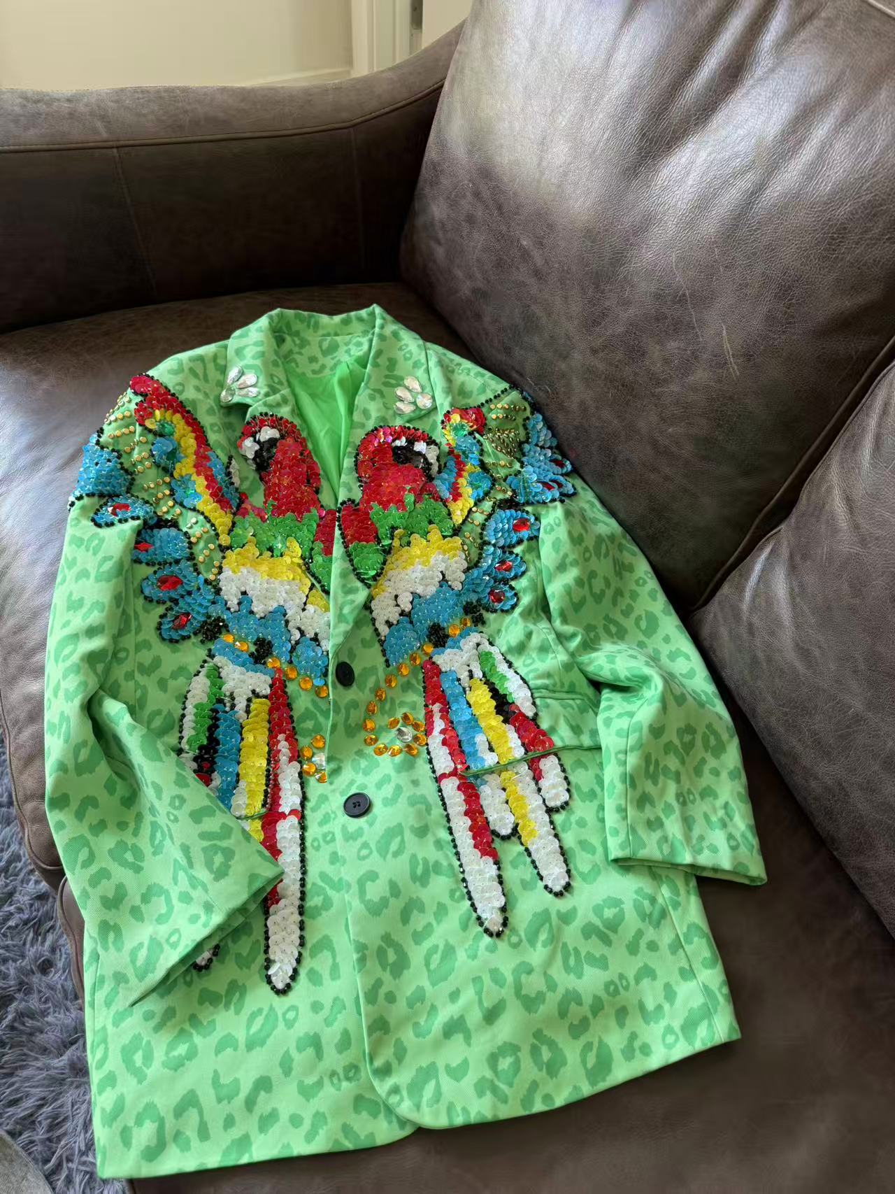 T196 时尚休闲绿色女士国风印花设计师国潮外套