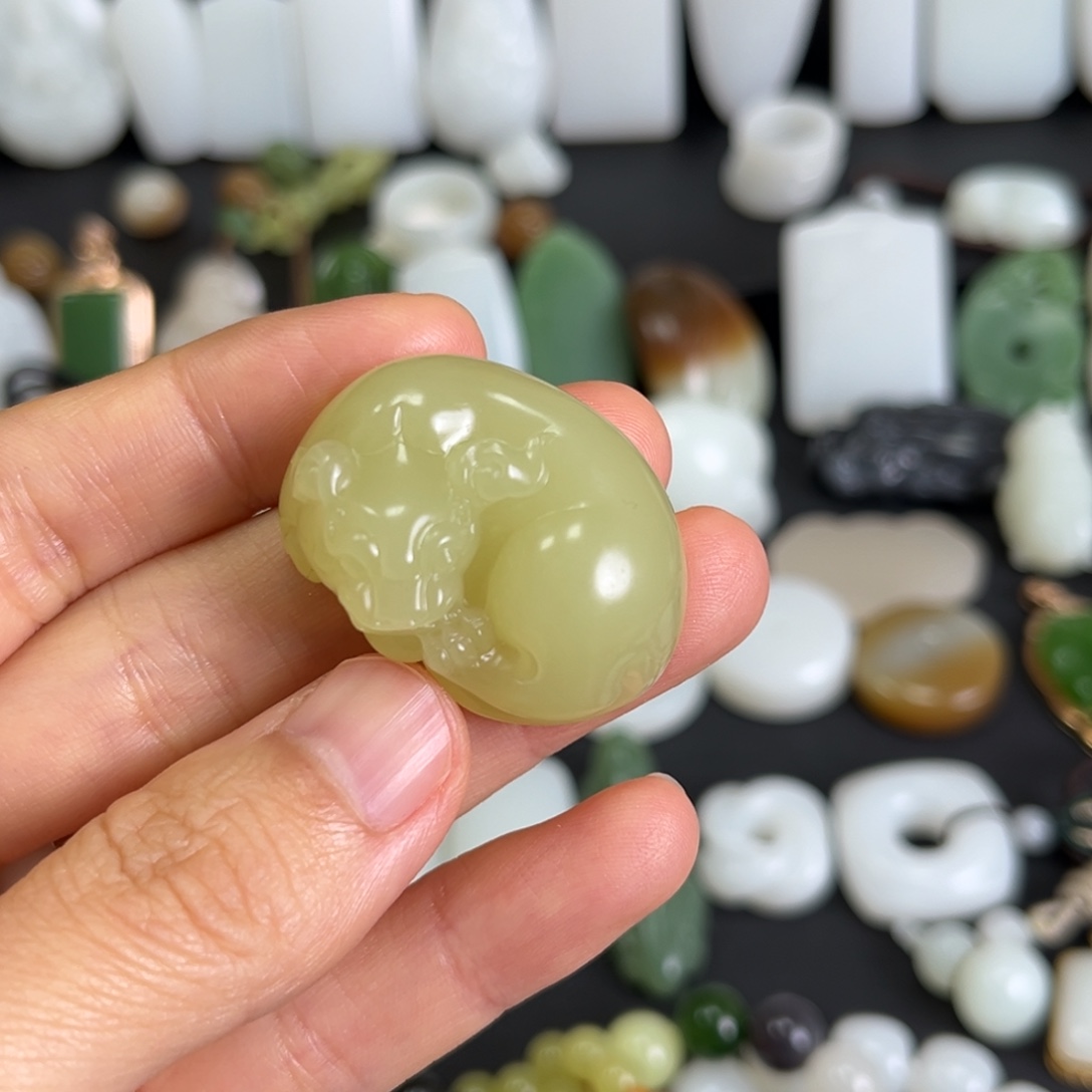 和田玉未镶嵌吊坠(赠链)