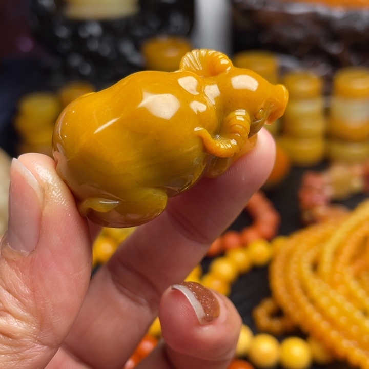 未镶嵌石英质玉（黄龙玉）颈饰