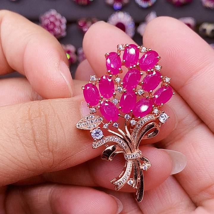 银S925镶嵌红宝石胸饰