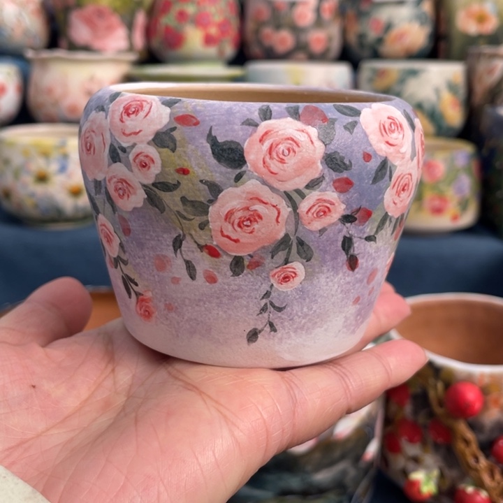 超满画蔷薇花罐子