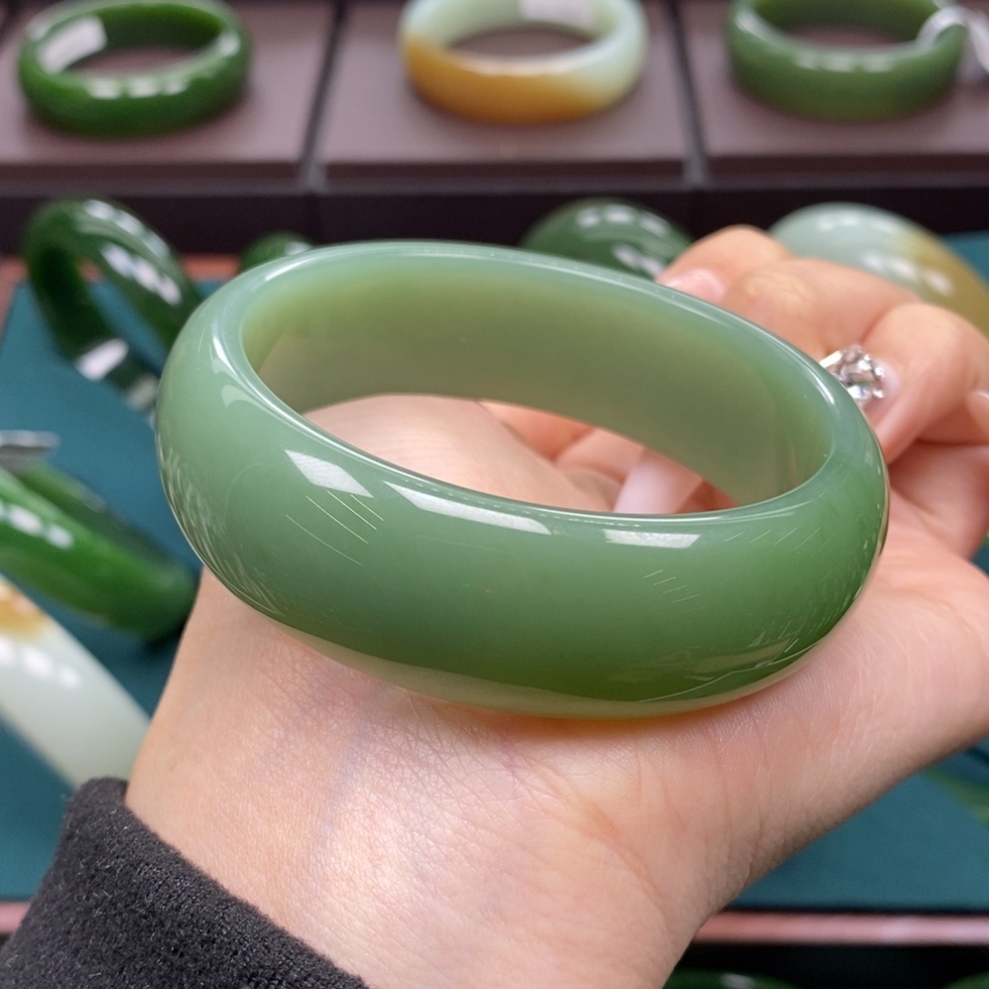 和田玉（碧玉）未镶嵌手镯