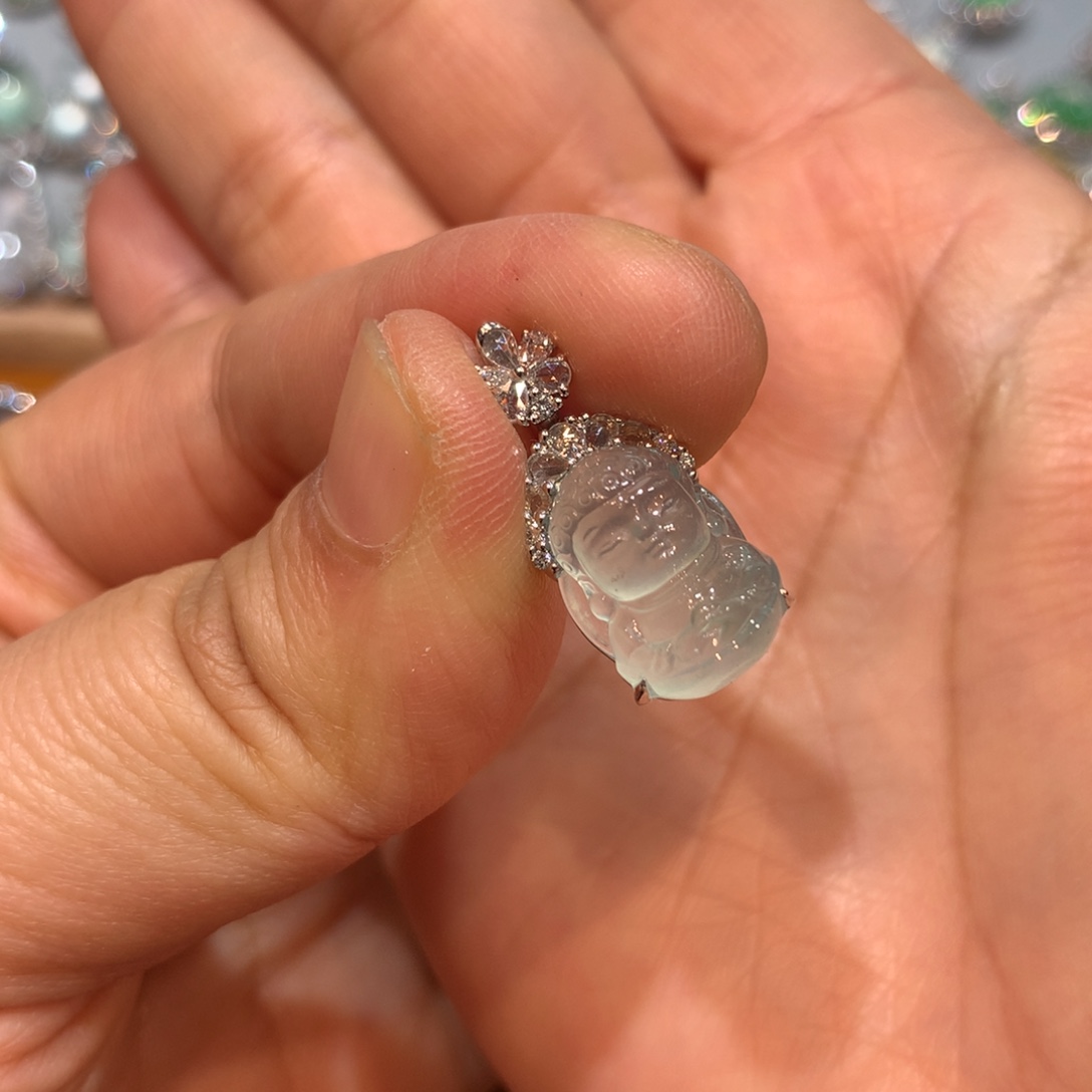 翡翠18K金镶嵌颈饰吊坠