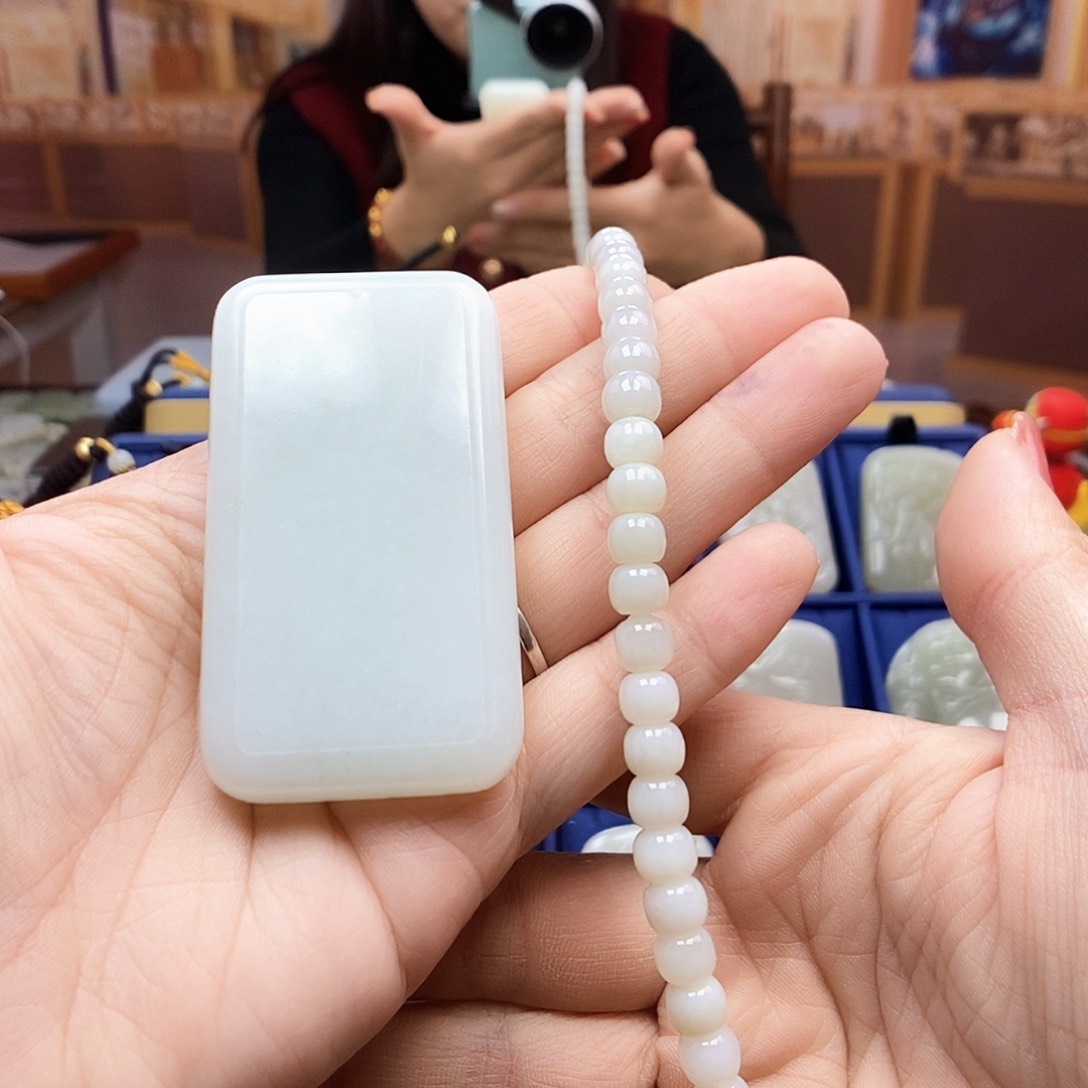 和田玉颈饰未镶嵌瞎*哇