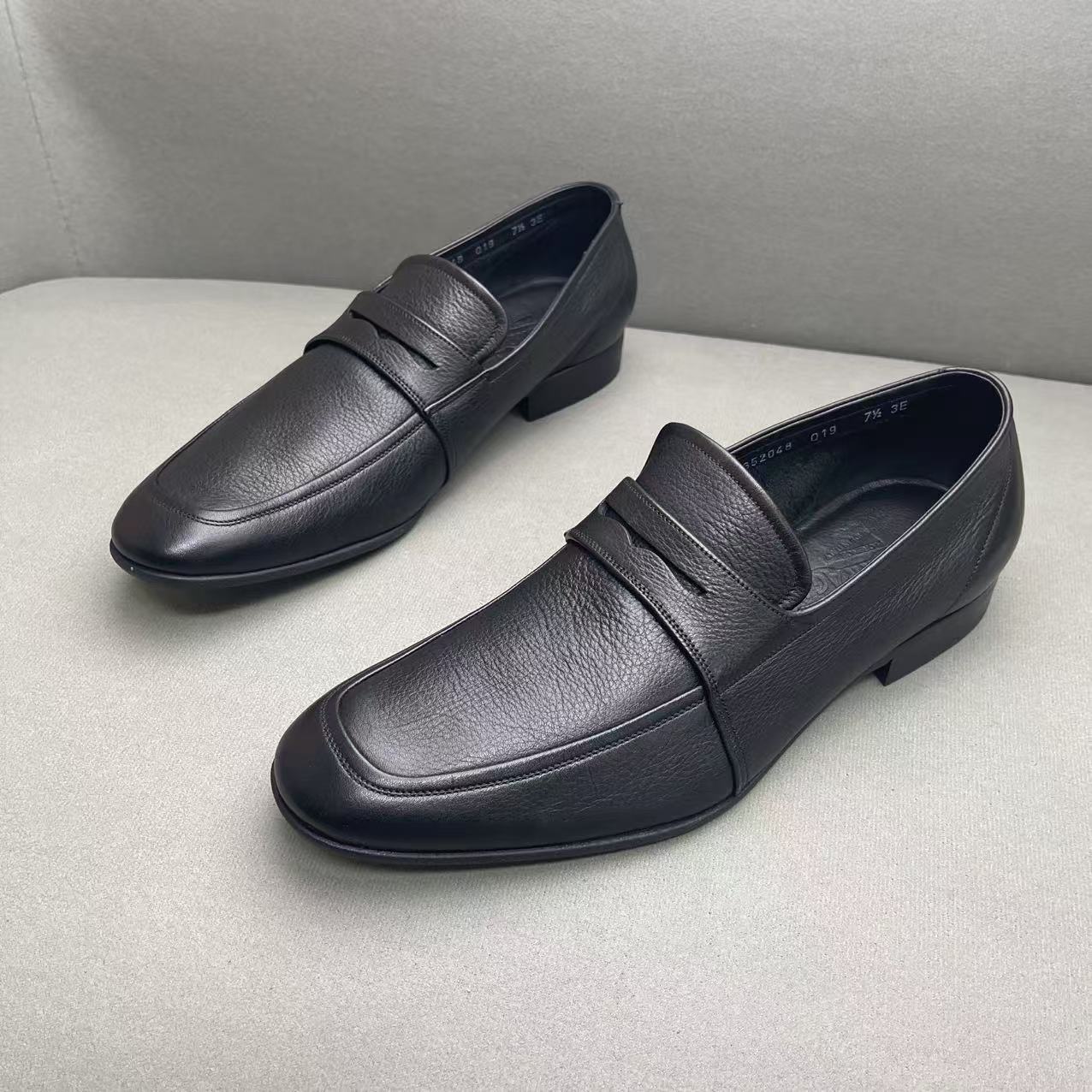 全新未使用 FERRAGAMO/菲拉格慕 黑色荔枝纹徽标时尚皮鞋 41.5码