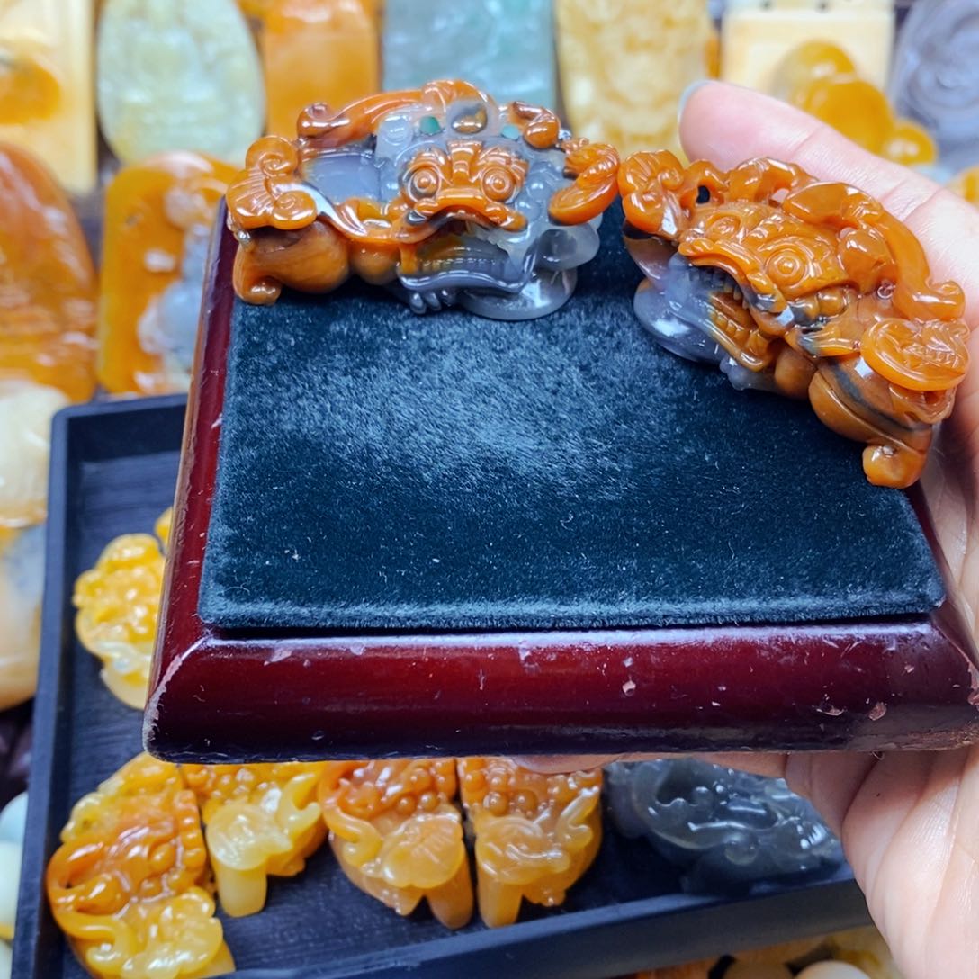 石英质玉（黄龙玉）未镶嵌颈饰