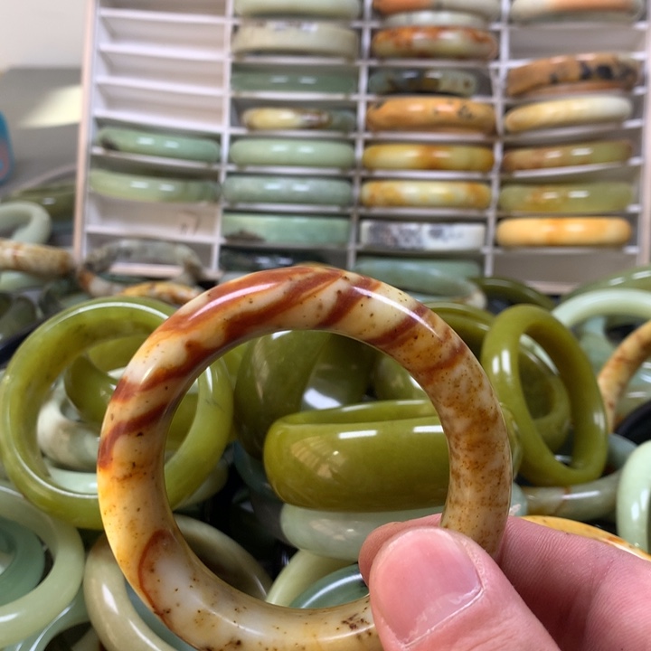 蛇纹石玉手镯未镶嵌T****.