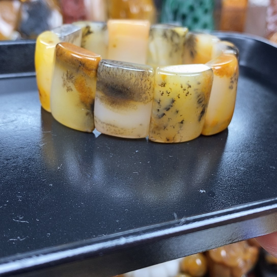 石英质玉未镶嵌颈饰