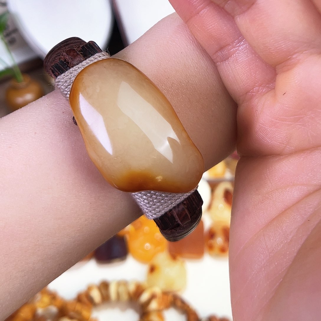 琥珀珠宝奇石未镶嵌。